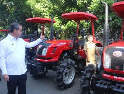Mentan Kirim 12 Traktor ke Maluku! Gubernur Dorong Mekanisasi Pertanian untuk Tingkatkan Produktivitas