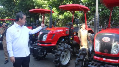Mentan Kirim 12 Traktor ke Maluku! Gubernur Dorong Mekanisasi Pertanian untuk Tingkatkan Produktivitas
